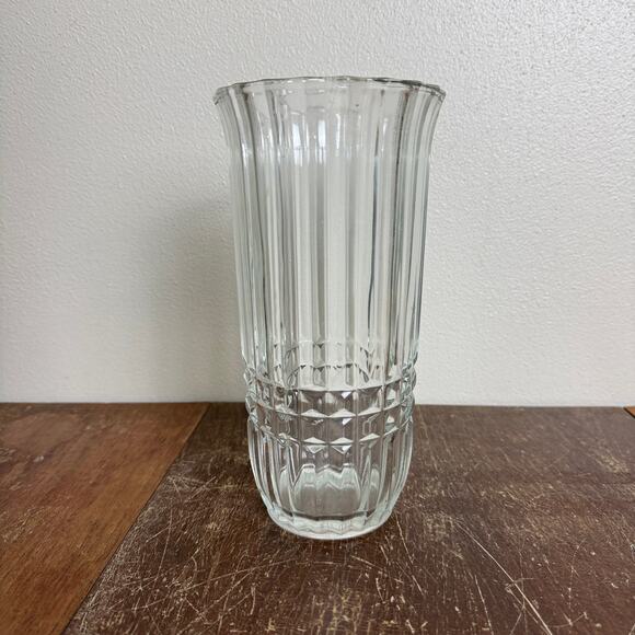 Vintage 1986 FTDA crystal clear glass vase with ribbed and flared design - Picture 5 of 7